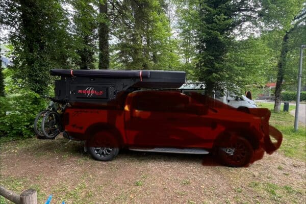 Pick-up 4x4 avec cellule camping en forêt