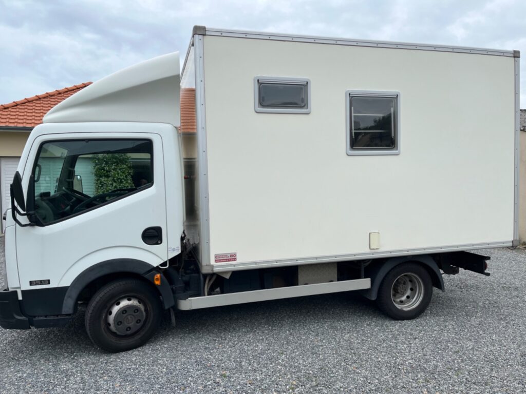 Camion blanc aménagé avec fenêtres latérales