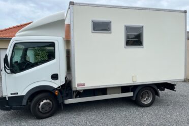 Camion blanc aménagé avec fenêtres latérales