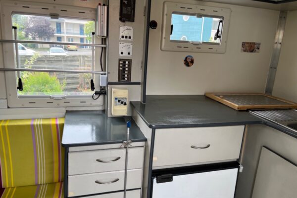 Intérieur cuisine aménagée de van