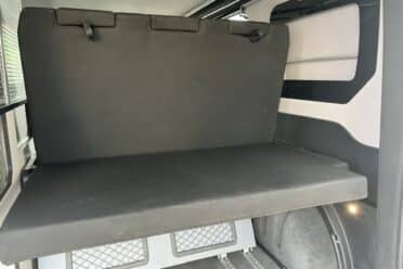 Banquette convertible à l’arrière d’un van aménagé