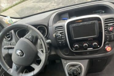 Intérieur voiture Renault avec tableau de bord moderne