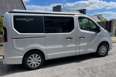 Van aménagé blanc Hanroad garé en extérieur