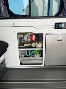 Placard de cuisine ouvert dans un van aménagé