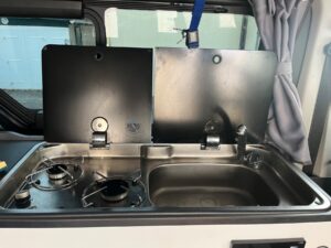 Kitchenette de van avec évier et réchaud gaz
