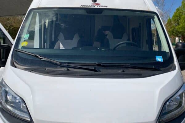 Face avant d’un camping-car blanc Roller Team