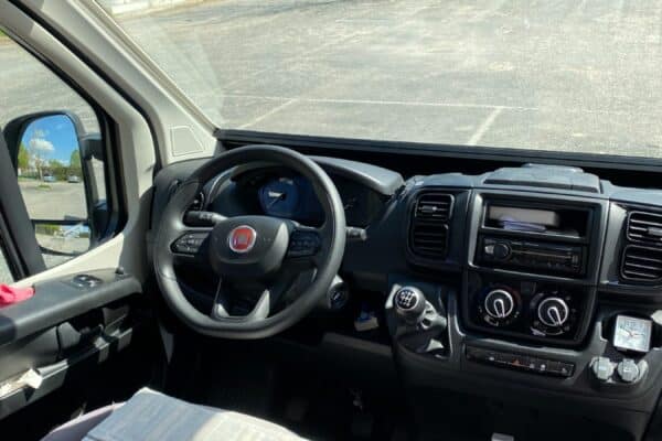 Intérieur d'un utilitaire Fiat garé sur parking