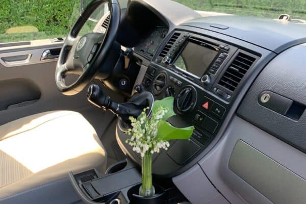 Intérieur de voiture avec bouquet de muguet