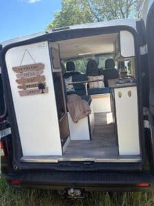 Intérieur aménagé d’un van avec kitchenette et banquette