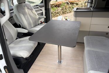 Inneneinrichtung von Campervan mit Tisch und Sitzen