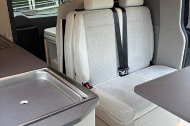 Moderne Inneneinrichtung von Campervan mit Sitzbank