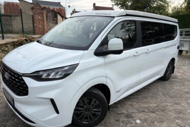 Campervan weiß Westfalia geparkt in der Stadt