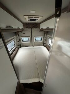 Intérieur de van aménagé avec lit double