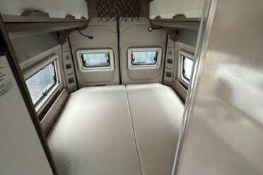 Intérieur de van aménagé avec lit double