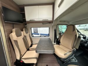 Intérieur de camping-car avec coin repas moderne