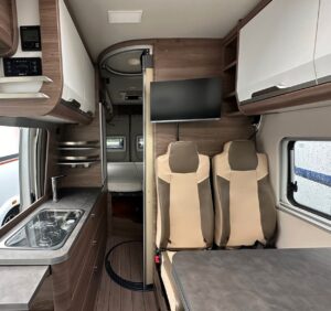 Intérieur moderne de camping-car avec cuisine et sièges
