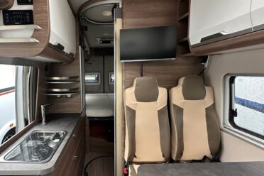 Intérieur moderne de camping-car avec cuisine et sièges