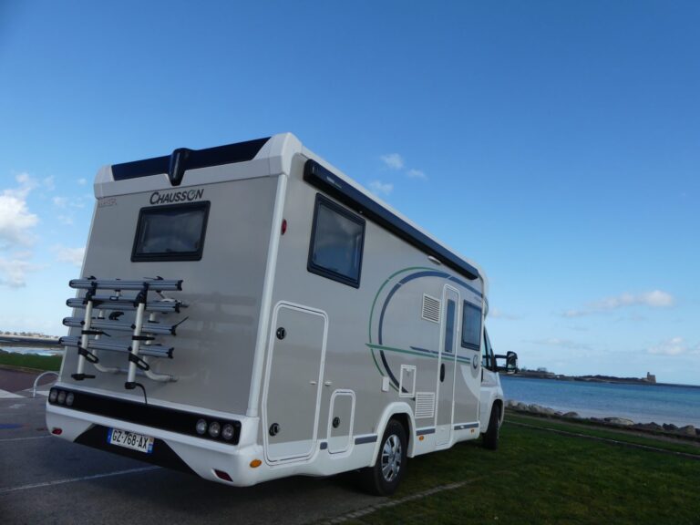 Camping-car stationné face à la mer