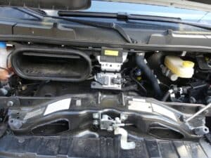 Compartiment moteur d’une voiture capot ouvert