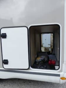 Soute ouverte de camping-car avec bagages