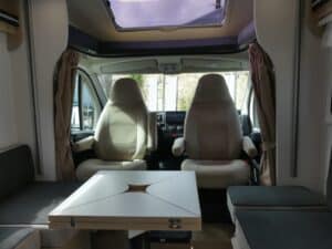 Intérieur de camping-car avec sièges avant pivotants