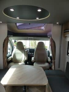 Intérieur moderne de camping-car avec table et sièges