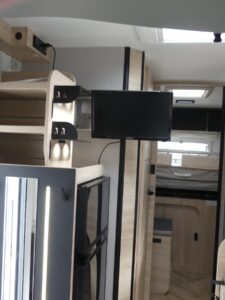 Intérieur moderne de camping-car avec télévision et lits superposés