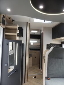 Intérieur moderne de camping-car avec rangements et couchages