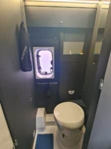 Petite salle de bain de bateau moderne