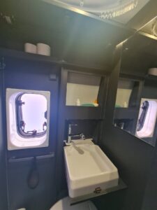 Petit lavabo dans salle de bain compacte