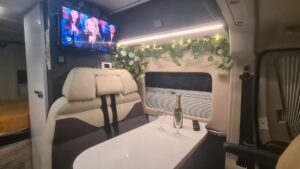 Intérieur de camping-car avec table et champagne