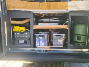 Soute de van aménagé organisée avec rangements