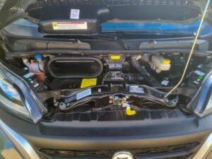 Compartiment moteur d’une voiture capot ouvert