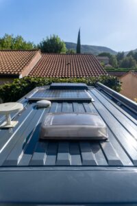 Panneau solaire sur toit de van aménagé