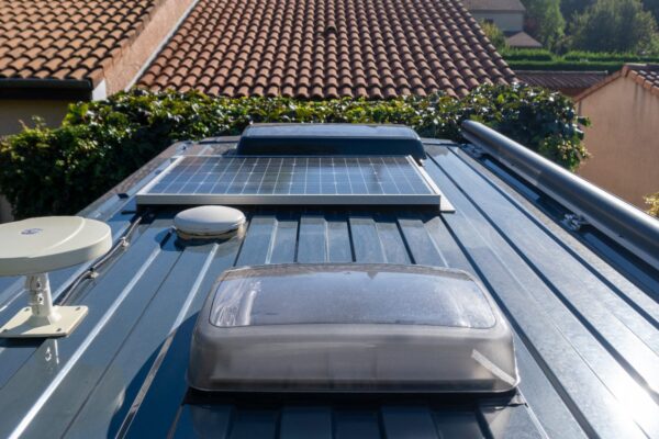 Panneau solaire sur toit de van aménagé
