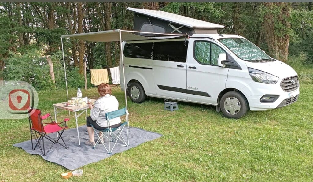 Camping-car avec auvent et repas en plein air