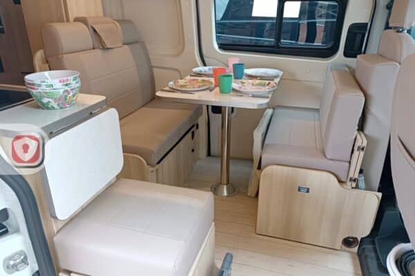 Coin repas aménagé dans un camping-car moderne