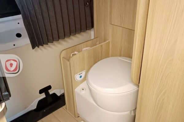 Petite salle de bain de camping-car moderne