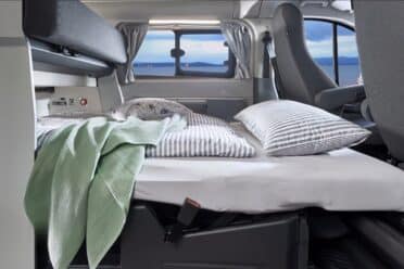 Ausgebautes Bett in Van mit Meerblick