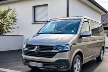 Van Volkswagen garé devant maison moderne