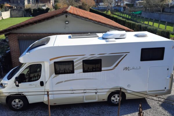 Camping-car blanc garé dans un quartier résidentiel