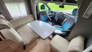 Intérieur de camping-car avec coin repas moderne