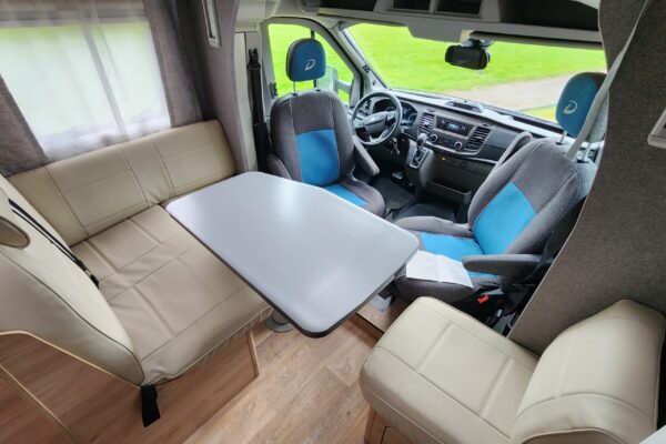 Intérieur de camping-car avec coin repas moderne