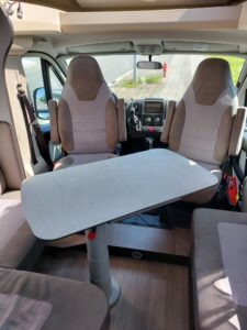 Intérieur camping-car avec table et sièges pivotants
