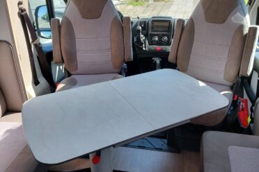 Innenausstattung Wohnmobil mit Tisch und drehbaren Sitzen