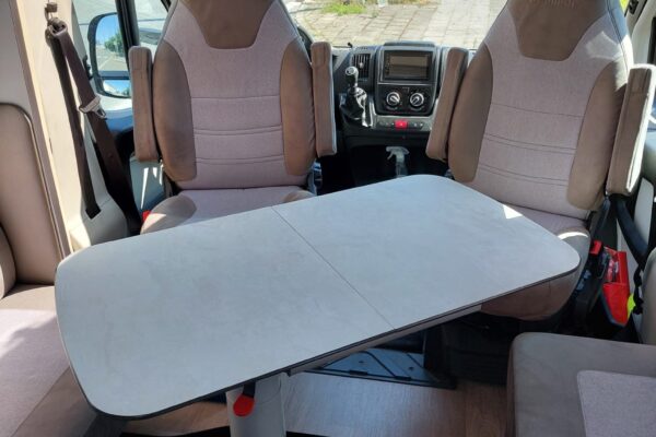 Intérieur camping-car avec table et sièges pivotants