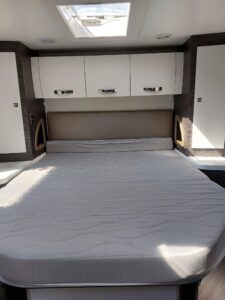 Chambre de camping-car avec lit double et rangements