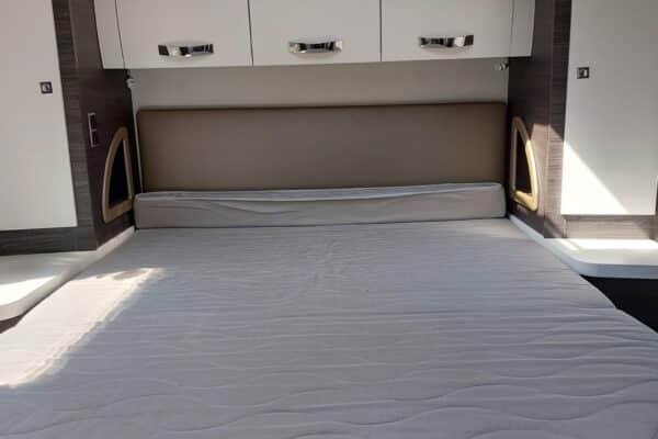 Chambre de camping-car avec lit double et rangements