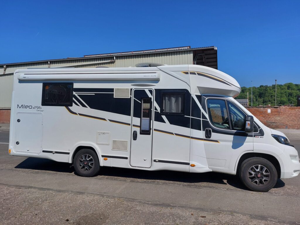 Camping-car blanc Mileo 296 garé en extérieur