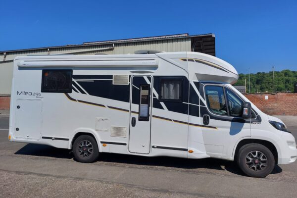 Camping-car blanc Mileo 296 garé en extérieur